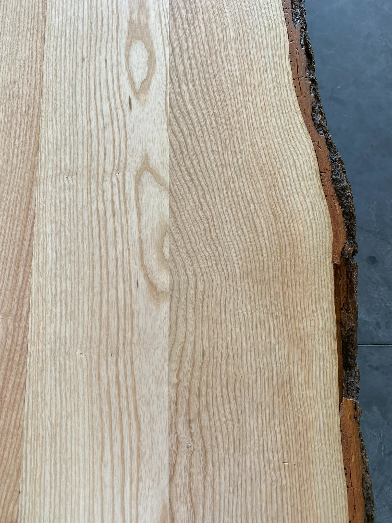 APEZA - Détail écorce table en frêne