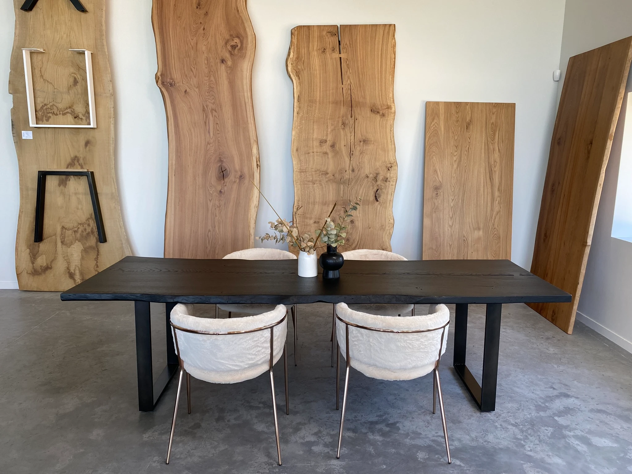 APEZA - Table en chêne massif teintée noir 4 assises