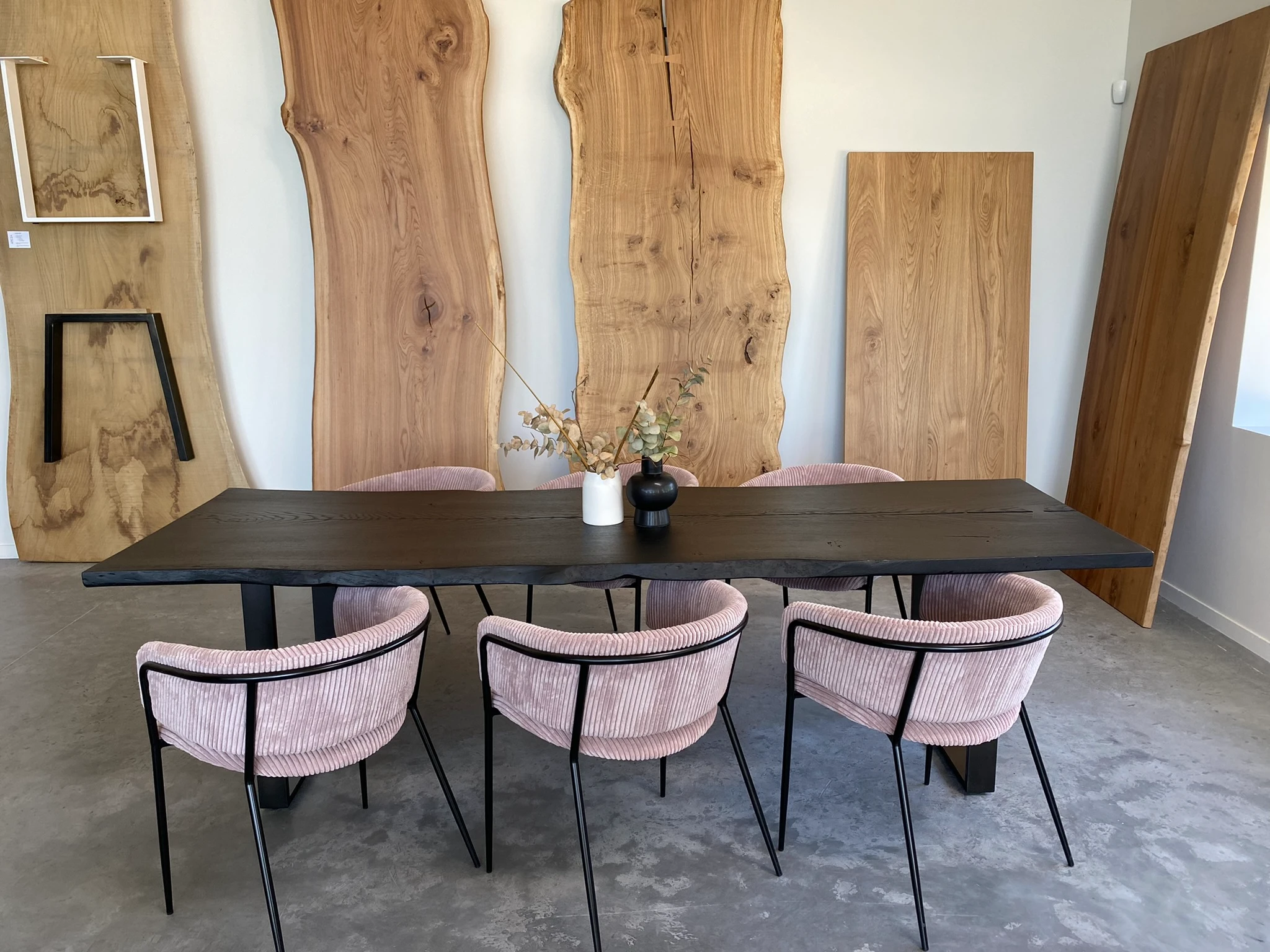 APEZA - Table en chêne massif teintée noir 6 assises