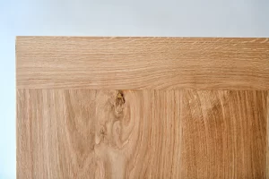 APEZA - Comment entretenir une table en bois - Détail angle de table Mounede