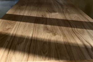 APEZA - Jeu d'ombres et lumière sur la table Bel Air