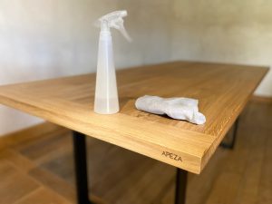 APEZA - Nettoyage d'une table à l'eau et chiffon microfibre