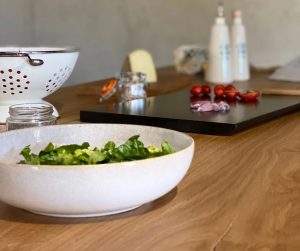 APEZA - Comment entretenir une table en bois - Cuisiner sur une table Mounede