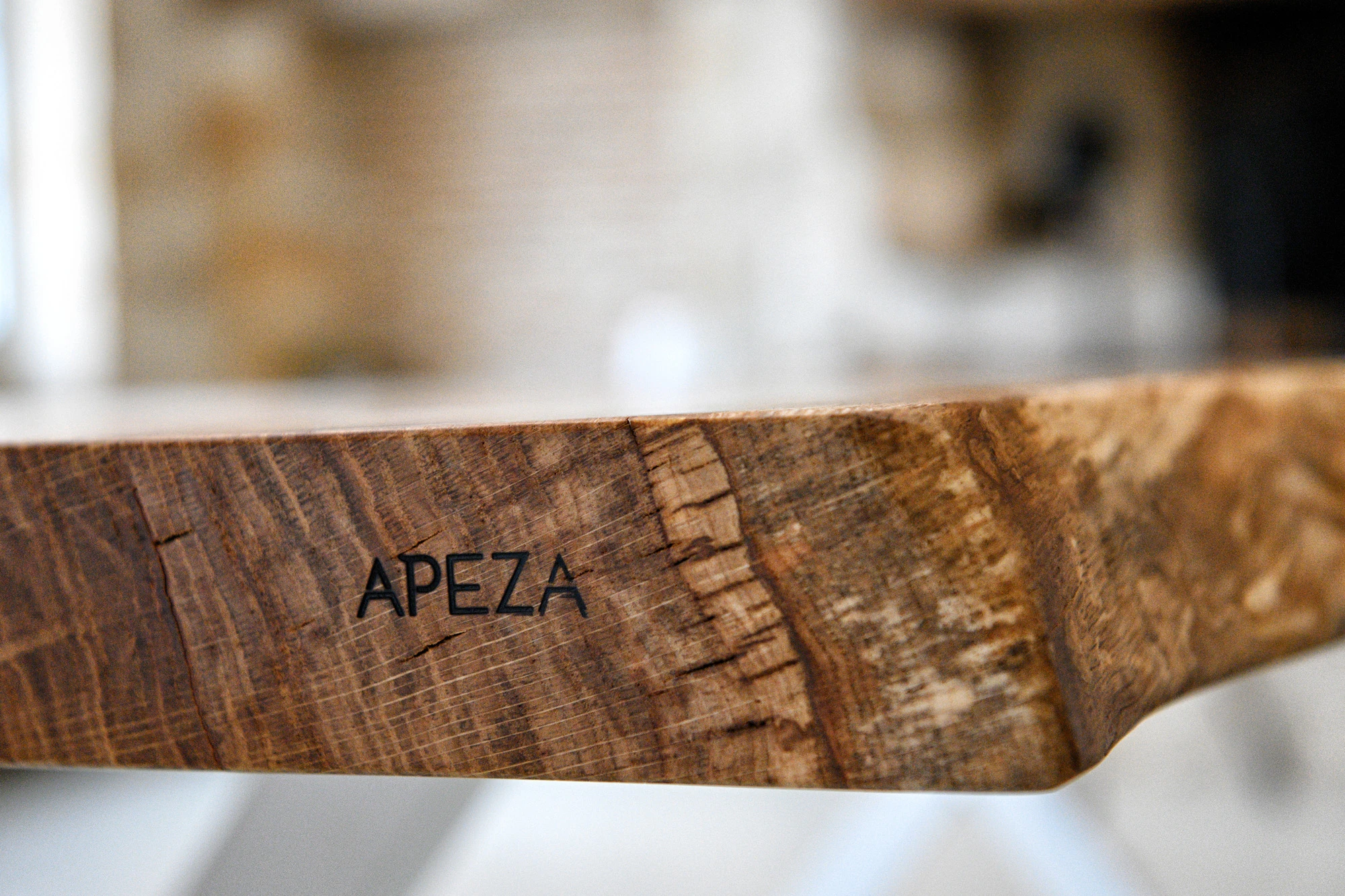 APEZA - Signature d'une table unique en chêne massif