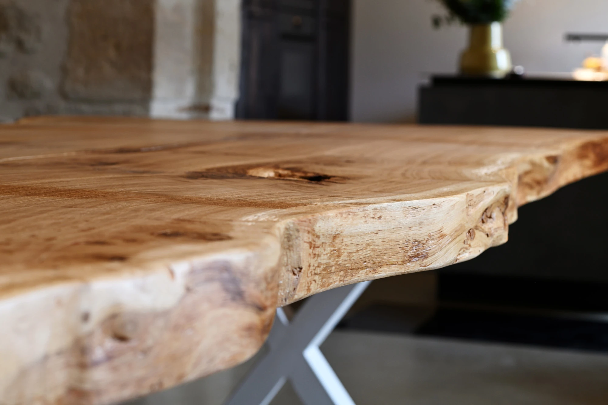 APEZA - Tranche et détails d'une table unique en chêne massif