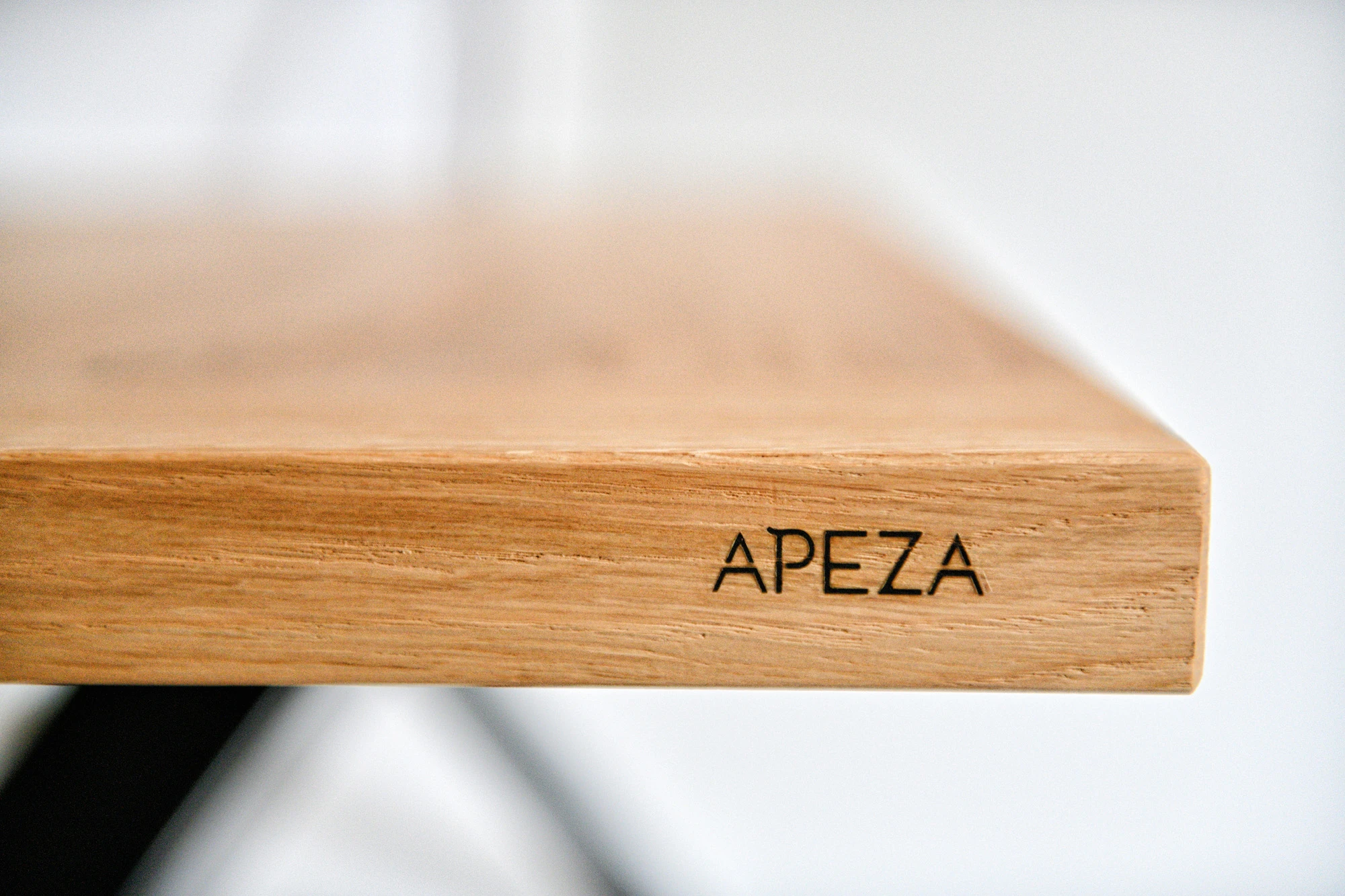 APEZA - Signature table MOUNEDE avec traverses en bois