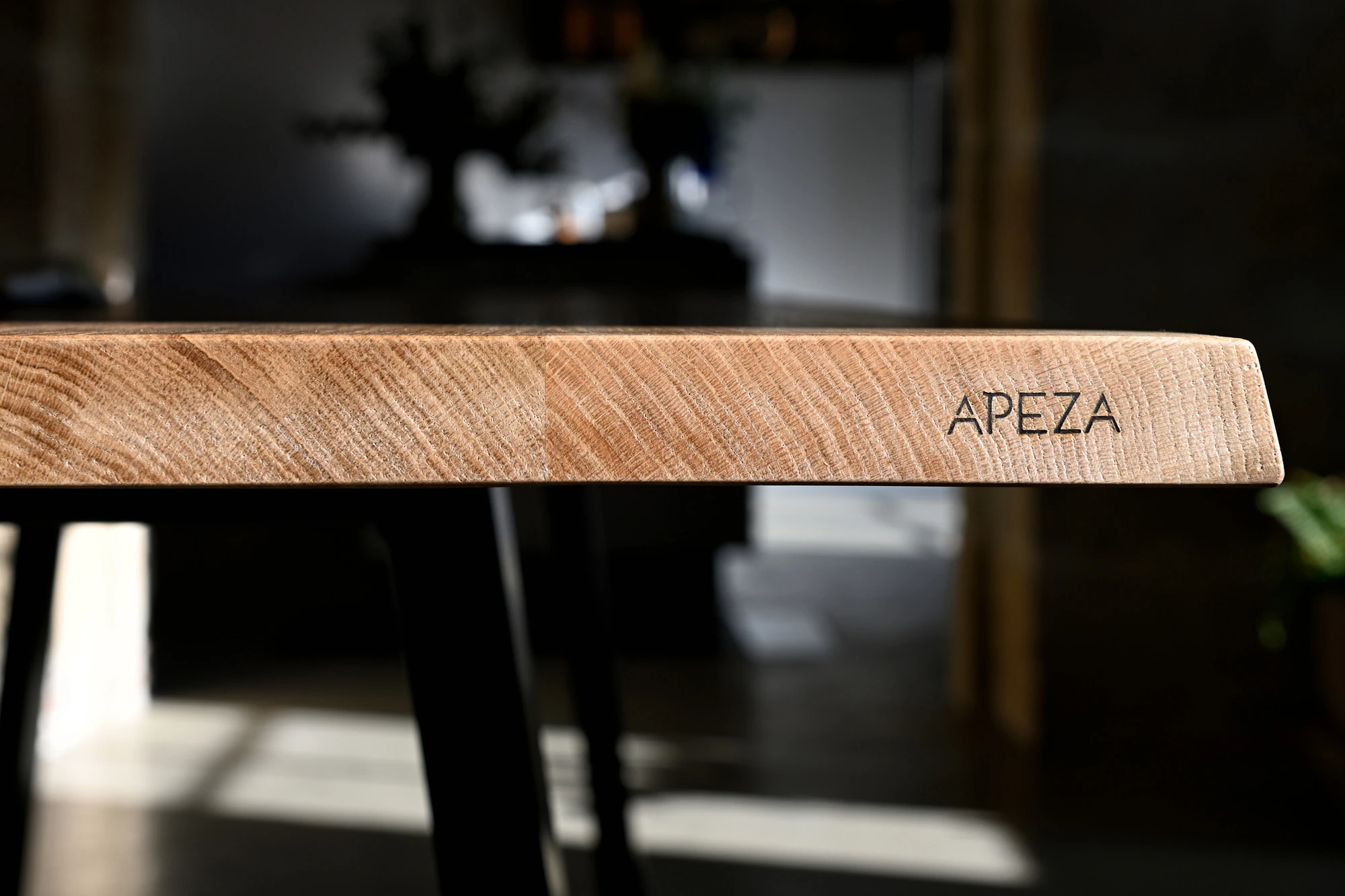 APEZA Signature sur la table Bel Air en chêne massif