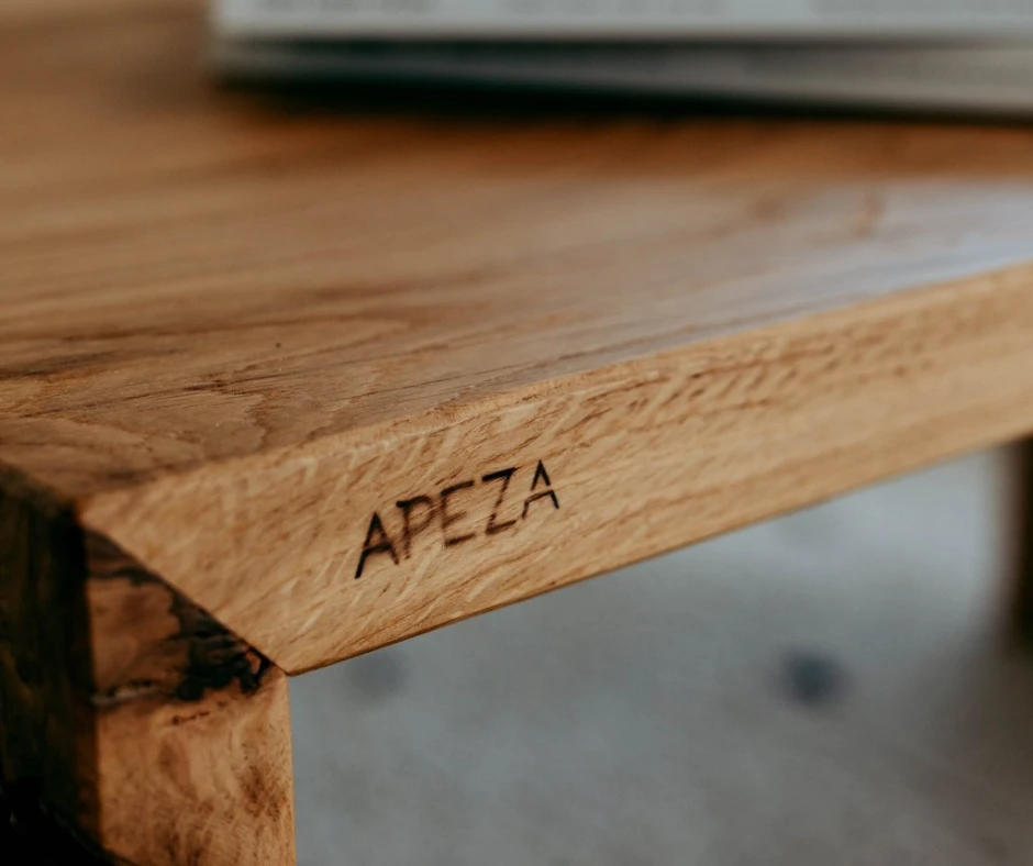 Signature APEZA sur la table basse SPICA
